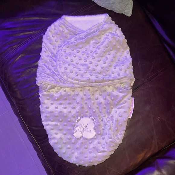 blankets & beyond - SUPER SOFT  & COZY Newborn baby velcro closure swaddle(new) - Picture 3 of 12